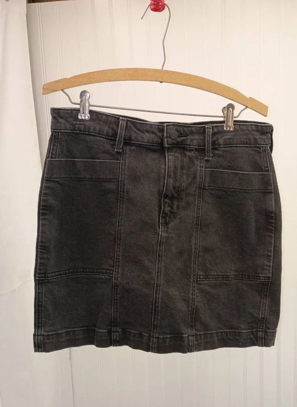 Old Navy black denim skirt. Size 8